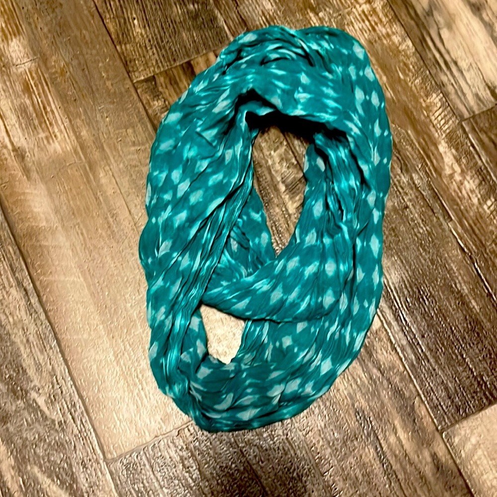 Aeropostale green and white infinity scarf